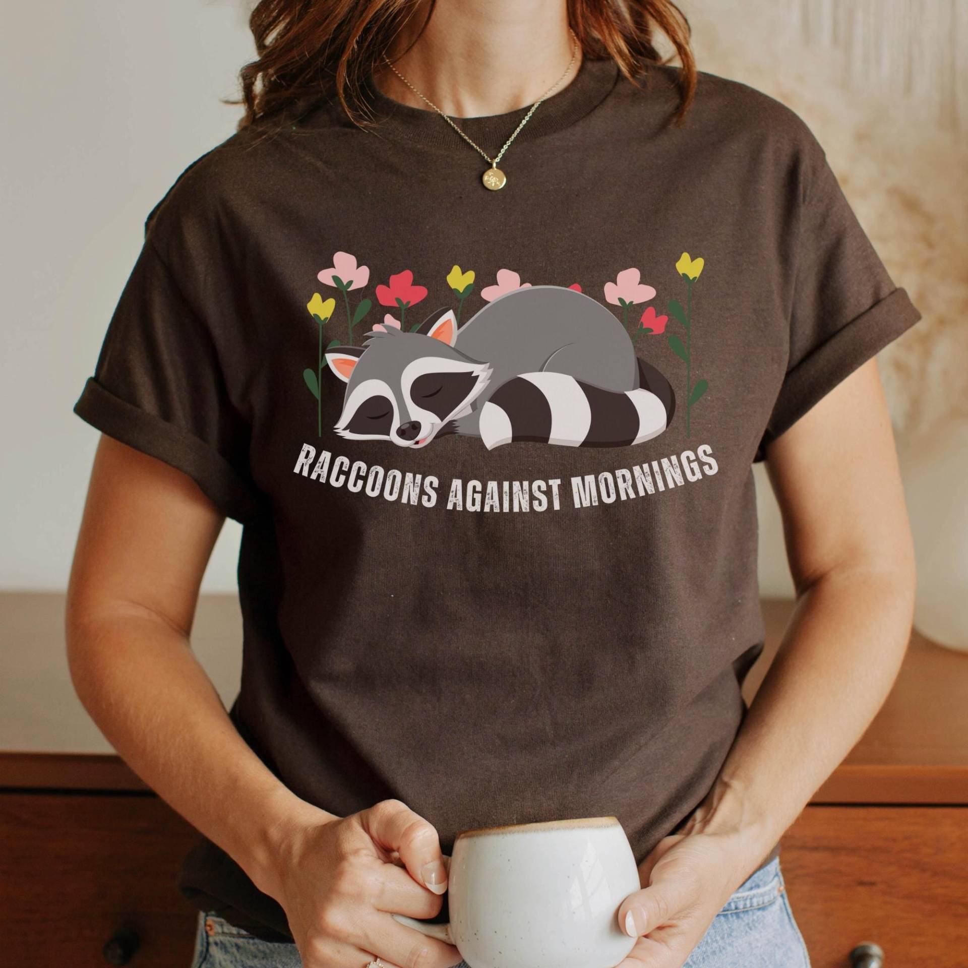 Waschbär T-Shirt „Raccoons Against Mornings" - Freches Statement Für Morgenmuffel Lustiges Unisex Shirt Mit Trash Panda Design von LeafAndLinenDesign