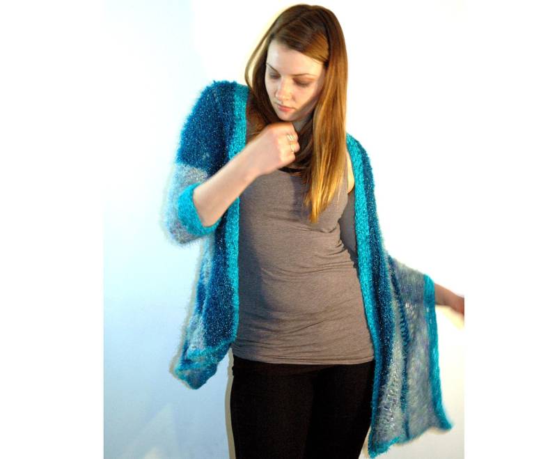 Fuzzy Weich Gestreift Blau Und Petrol Ein Ärmel Schal Pullover Wickeln von LeafLee