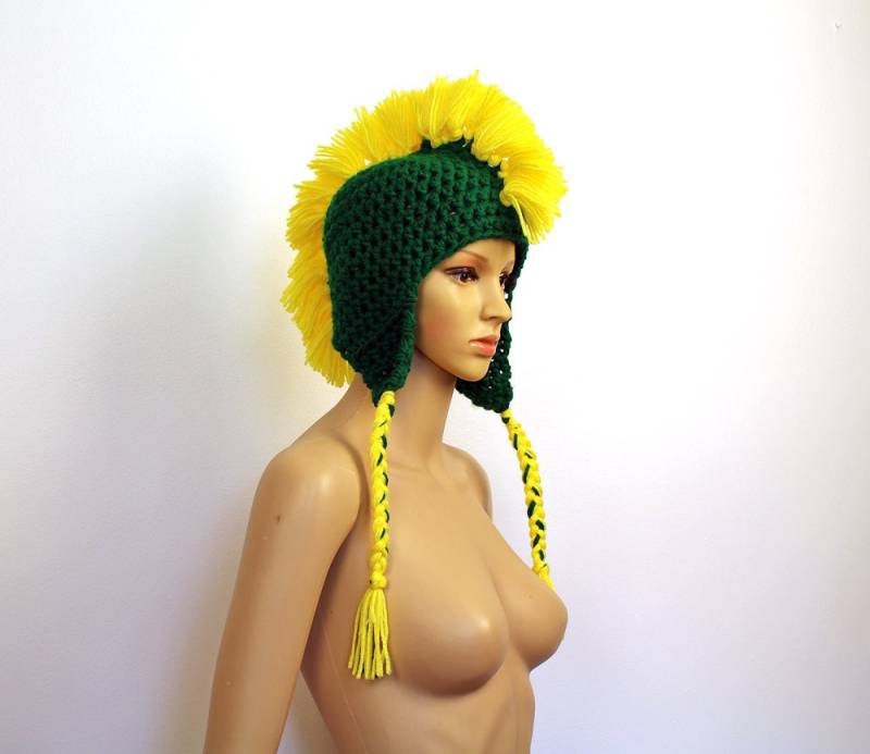 Gehäkelte Mohawk Mütze Mit Ohrenklappen Grün & Gold Fußball Fan Geschenk von LeafLee