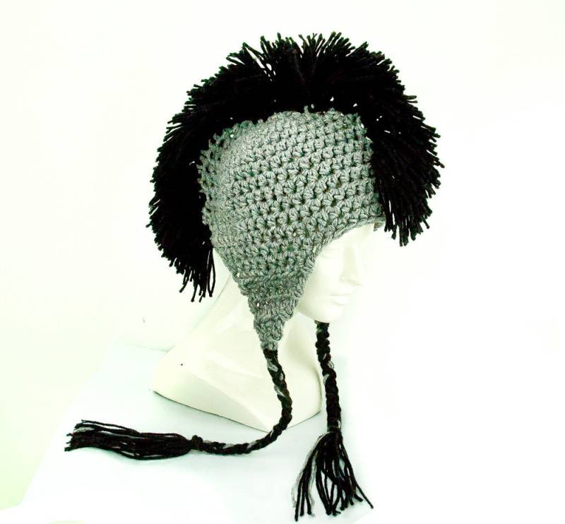 Graue Ohrflockenmütze Mit Schwarzem Mohawk von LeafLee