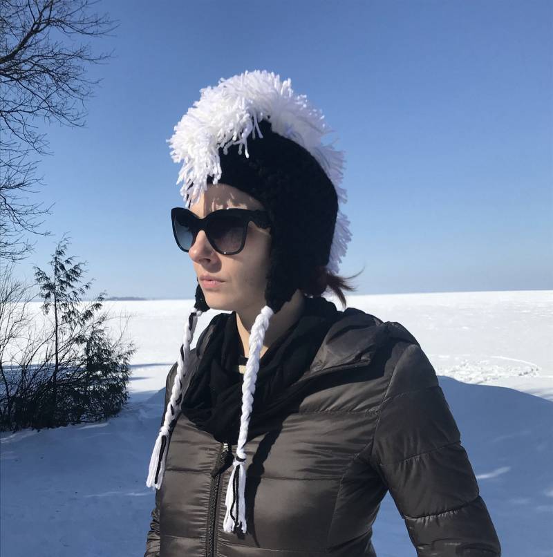 Handgemachte Gehäkelte Mohawk Mütze Mit Ohrenklappen Schwarze Winter Beanie von LeafLee