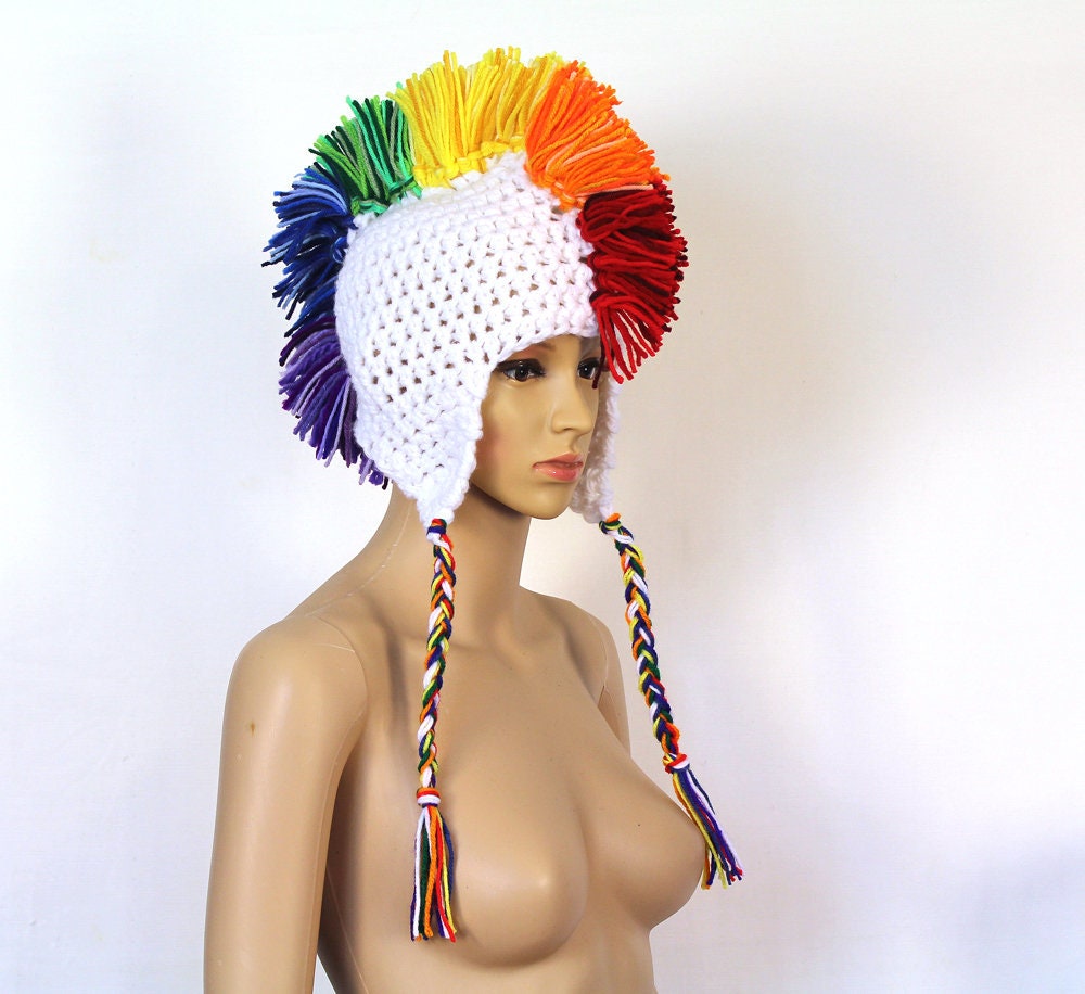 Weiße Ohrflap Mütze Regenbogen Mohawk Handgemachtes Häkelgeschenk von LeafLee