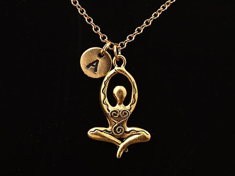 Meditierende Göttin-Halskette, Antikes Gold, Doppelseitig, Fruchtbarkeit, Namaste Zen Yoga Göttin, Personalisiertes Monogramm, Ursprüngliche von LeafOnWaterStudio