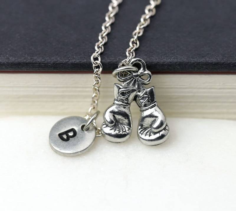 Silber Boxhandschuhe Halskette, Mma Boxfan Geschenk, Initial Charm, Personalisierter Monogramm Schmuck, Bereit Zu Geben von LeafOnWaterStudio