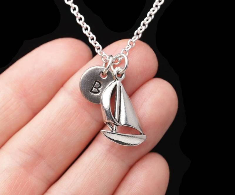 Silber Segelboot Halskette, Sailors Segeln Geschenk, Ozeankreuzfahrt Personalisierte Monogramm, Erste Bereit Zu Geben, S01 von LeafOnWaterStudio
