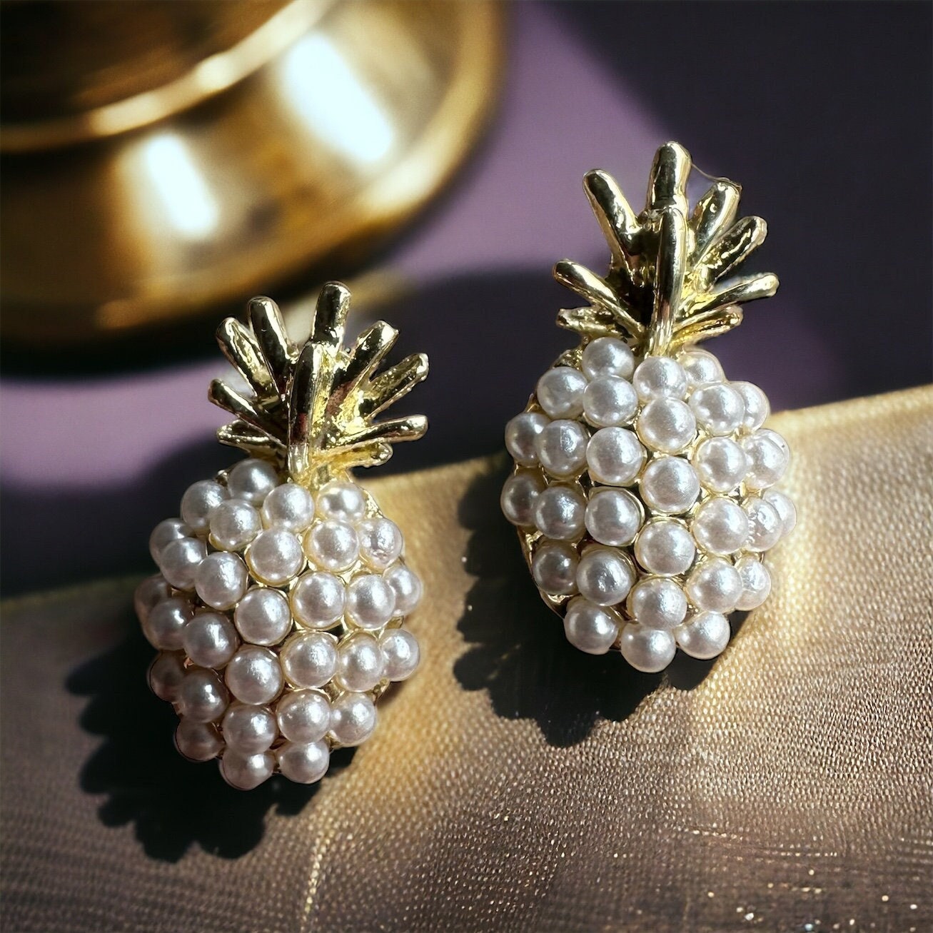 Goldene Ohrstecker in Ananasform Mit Dekor Aus Perlen | Ohrringe Ohrschmuck Vintage I Hypoallergen 17mm Geschenkidee Goldene Ohrstecker in Ananasform Mit Dekor Aus Perlen | Ohrringe Ohrschmuck Vintage I Hypoallergen 17mm Geschenkidee von LeafandbloombyFaye