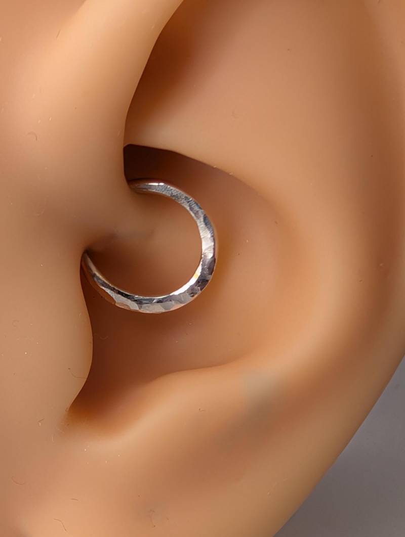 Daith Piercing Ring Gold Silber Gehämmert Boho Gehämmerter Piercingring von Leafberries