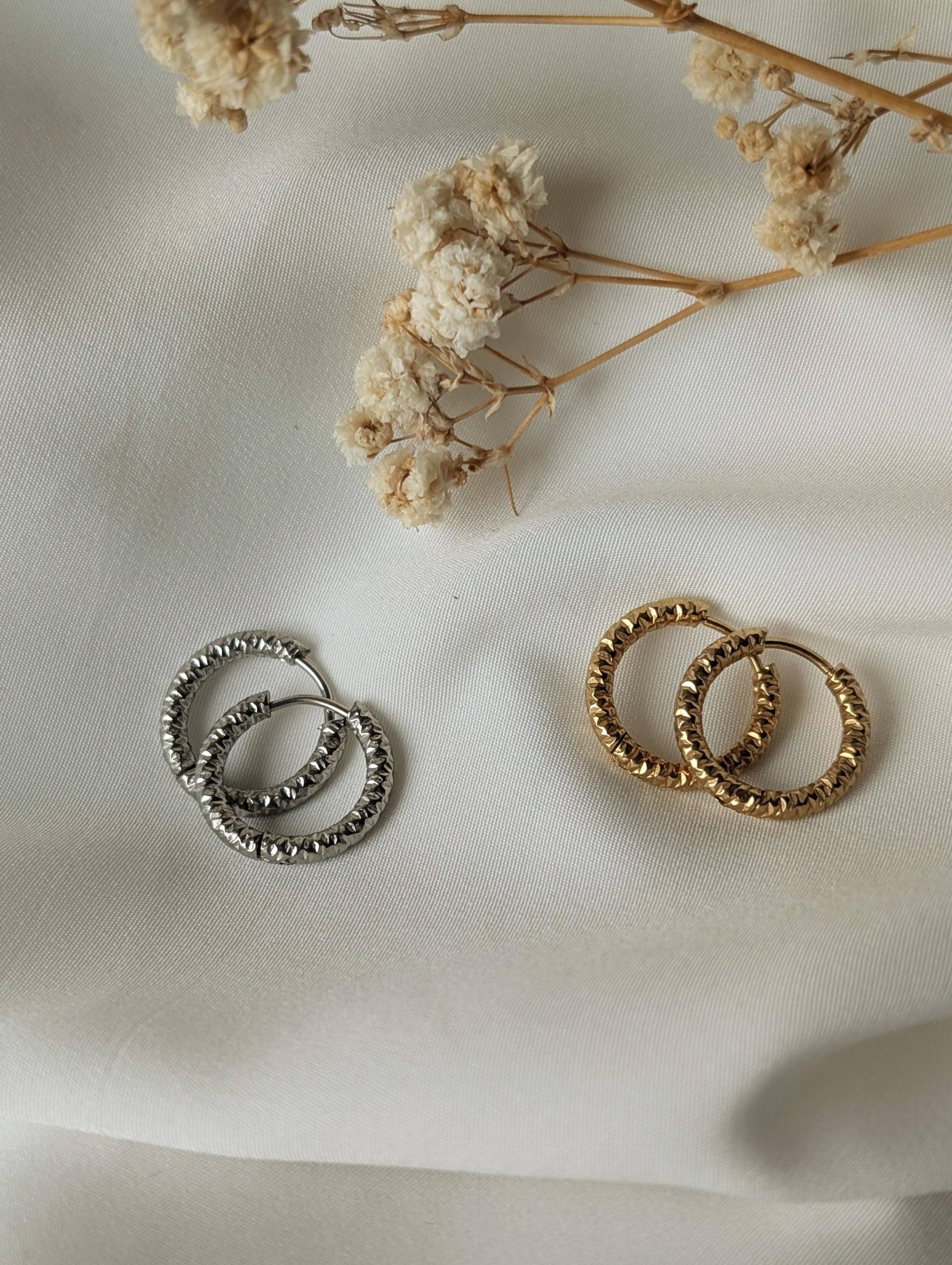 sternstaub Creolen Clicker Hoop Sparkling Hoops Funkelnde Facettierte Klappcreolen von Leafberries