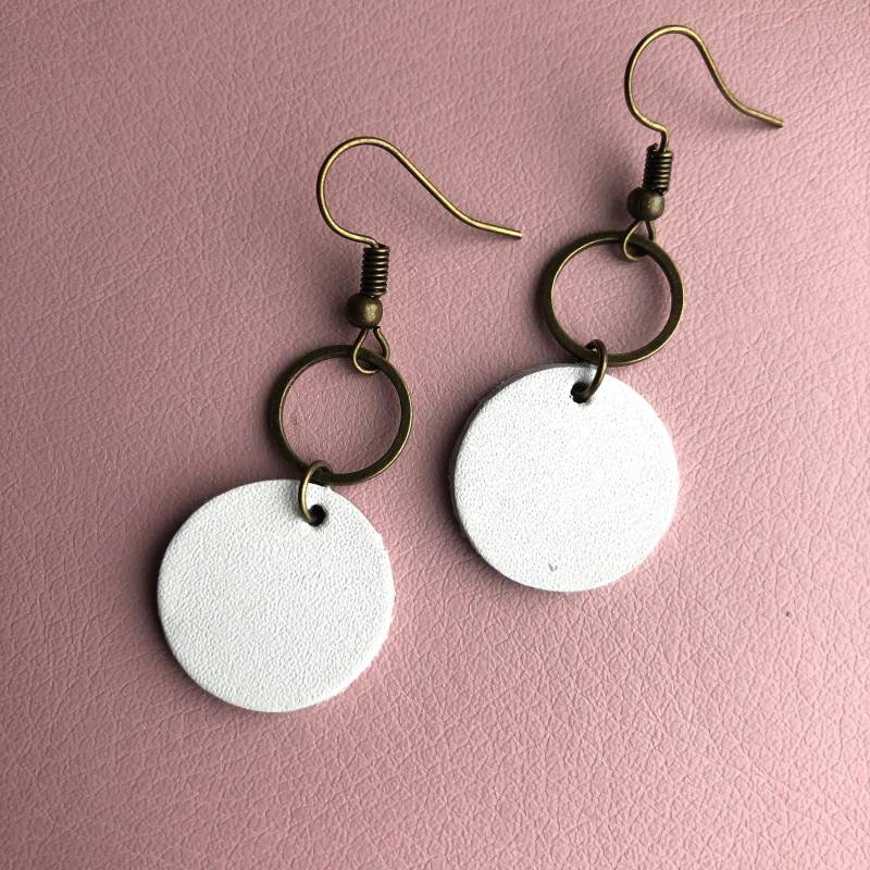 Kleine Schneeweiße Leder Ohrringe // Ohrhänger Kleine Schneeweiße Leder Ohrringe // Ohrhänger von LeafyTreetopLeather