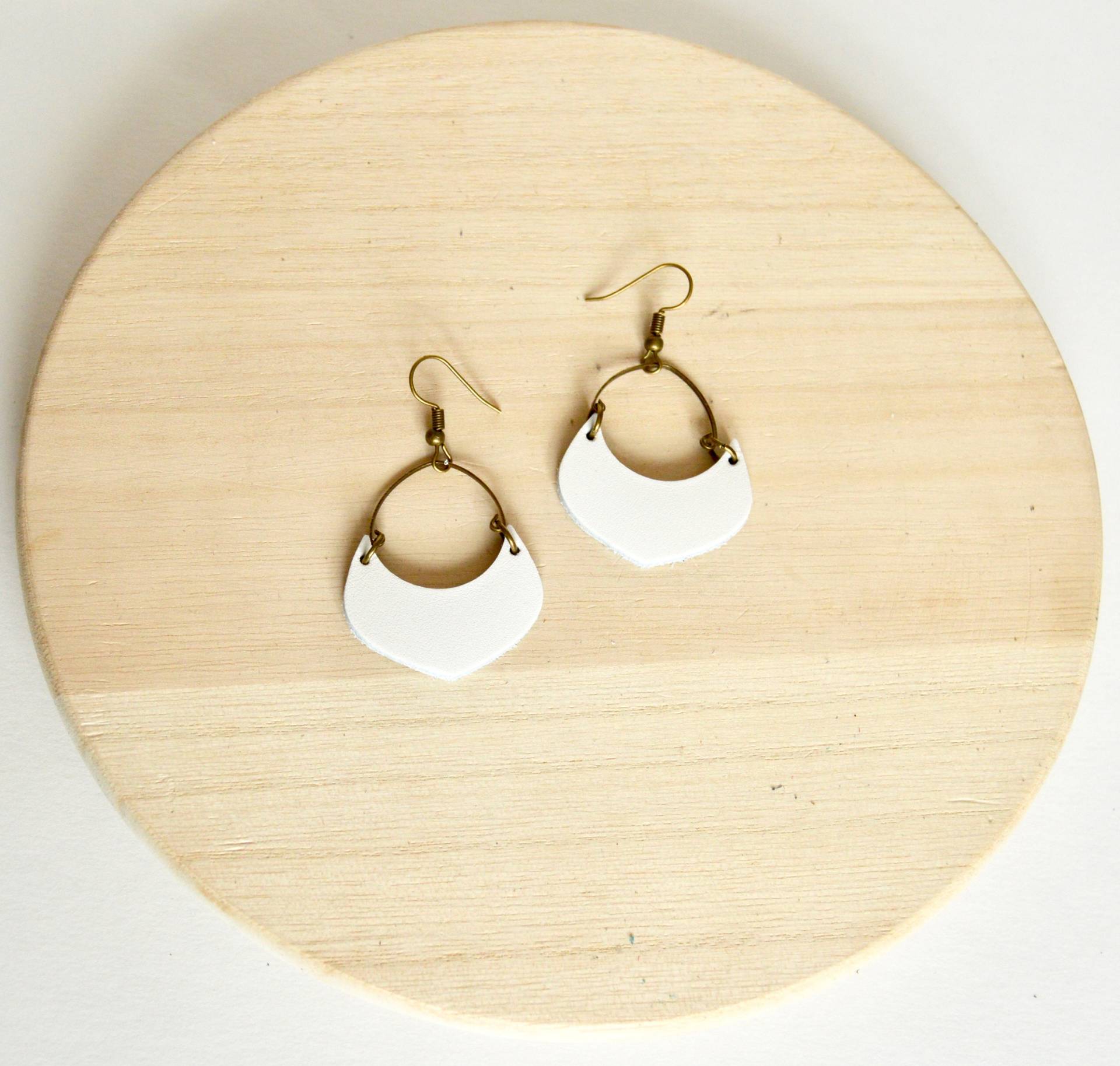 Weiße Leder Creolen // Ohrringe Mondsichelförmige Baumkronen Weiße Leder Creolen // Ohrringe Mondsichelförmige Baumkronen von LeafyTreetopLeather