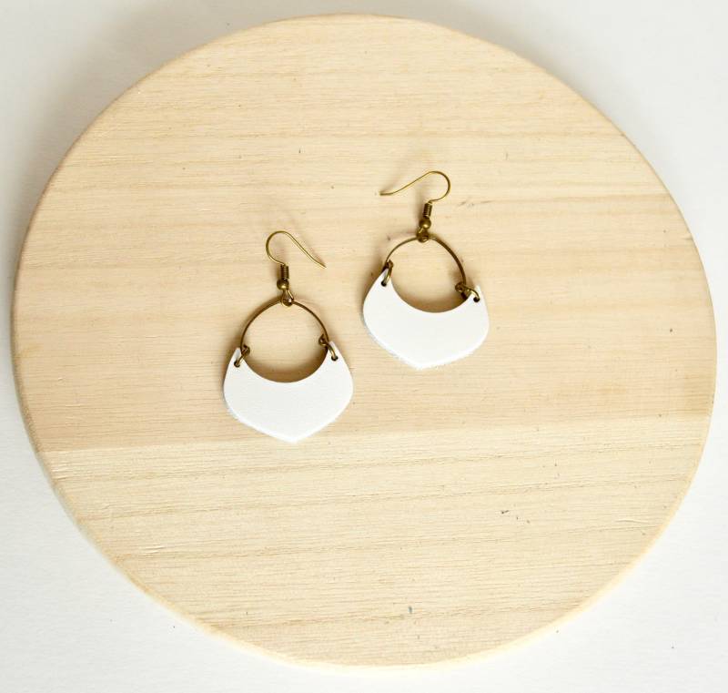 Weiße Leder Creolen // Ohrringe Mondsichelförmige Baumkronen Weiße Leder Creolen // Ohrringe Mondsichelförmige Baumkronen von LeafyTreetopLeather