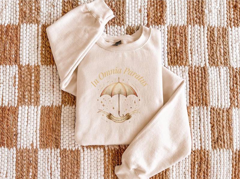 In Omnia Paratus Sweatshirt, Fleece Latin Quote Crewneck, Bookish Fall Aesthetic Sweater, Girl Era von LeahsKreativhaus