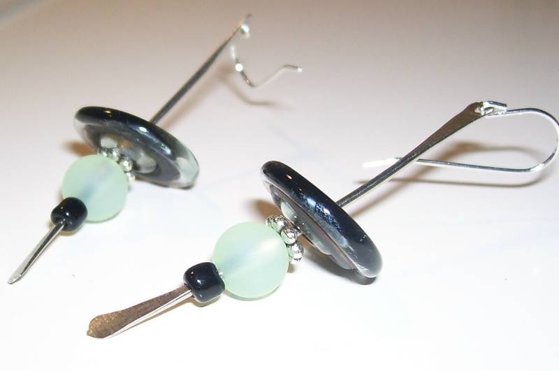 Benutzerdefinierte Original Ooak Draht Arbeitete Scheibe Ohrringe-Grau/Metallic Grau Grün von LeanesDesigns