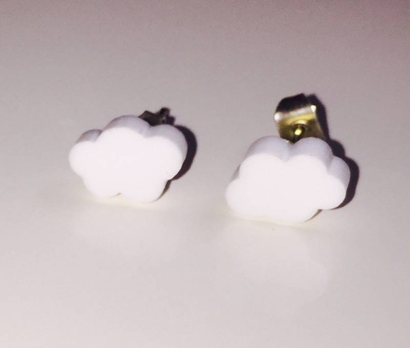 Mini Fluffy Cloud Acryl Ohrstecker von LeanesDesigns