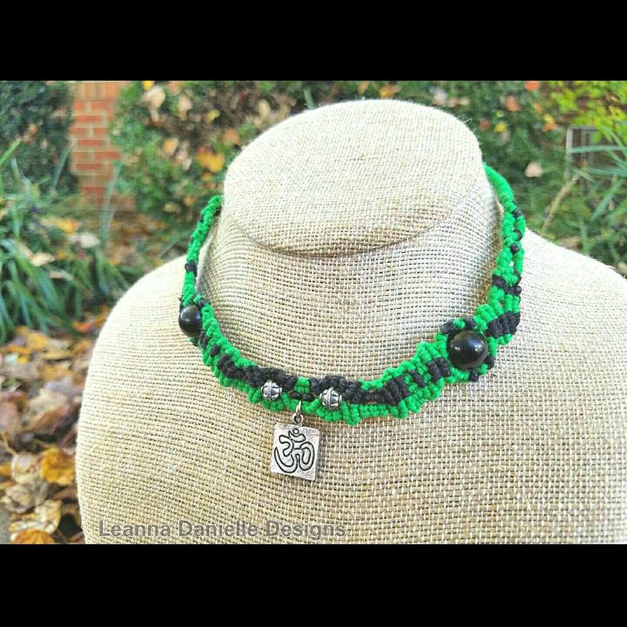 Schwarze Und Grüne Hanf Mikromacrame Silber Om Anhänger Halskette Schwarze Und Grüne Hanf Mikromacrame Silber Om Anhänger Halskette von LeannaDanielleDesign
