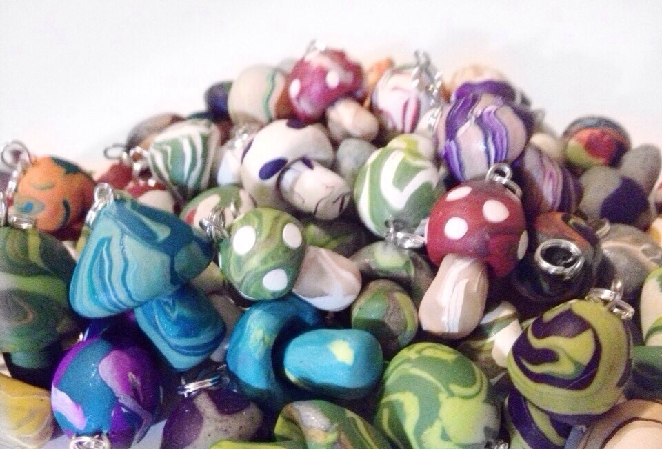 Viele Handgemachte Ton Pilz Anhänger Assorted Fimo Clay Polymer Bulk Lot Viele Handgemachte Ton Pilz Anhänger Assorted Fimo Clay Polymer Bulk Lot von LeannaDanielleDesign