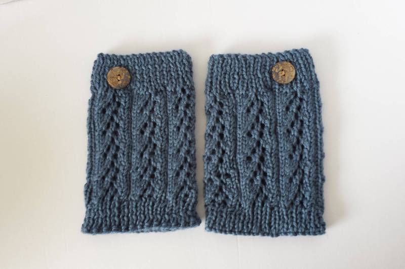 Blaue Strickspitze Boot Manschetten - Erwachsene Größe Medium von LeapingLucyKnits