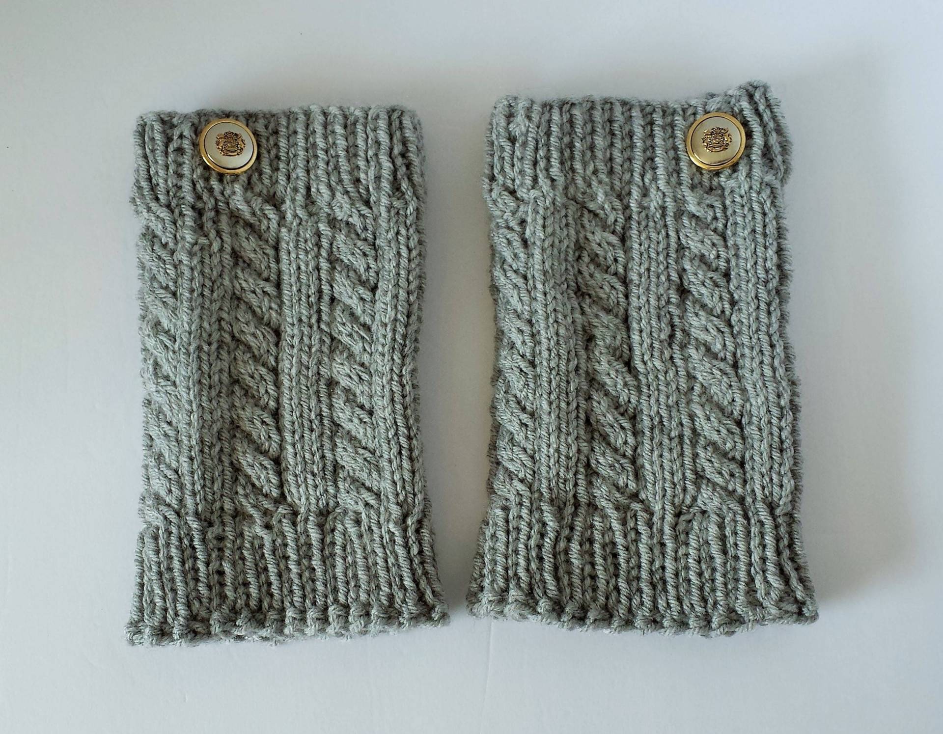 Handgestrickte Hellgraue Manschetten Mit Zopfmuster - Erwachsene Größe Medium von LeapingLucyKnits