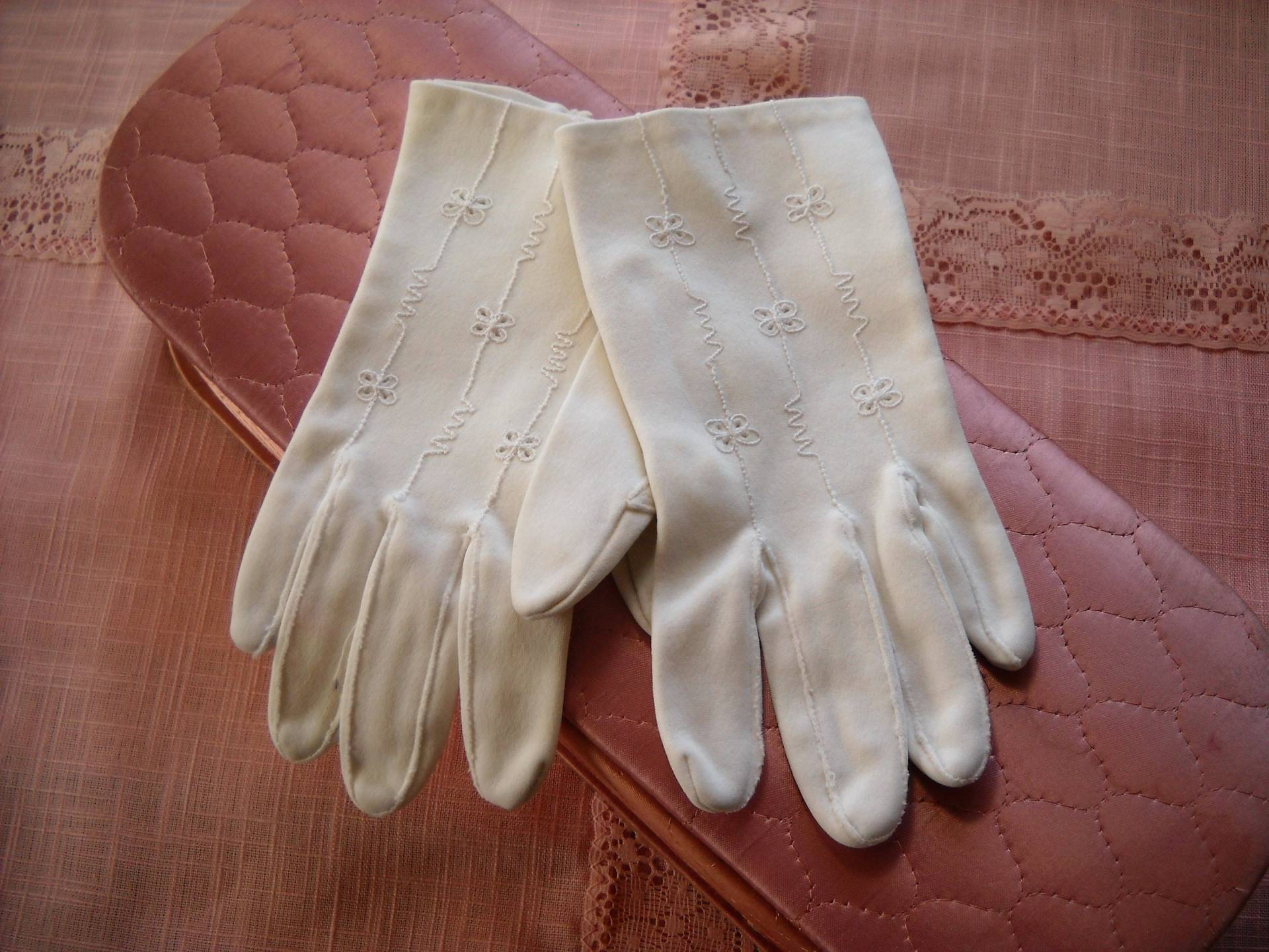 Vintage Weiße Bestickte Handschuhe Vintage Weiße Bestickte Handschuhe von LeapofFaithCraftVin