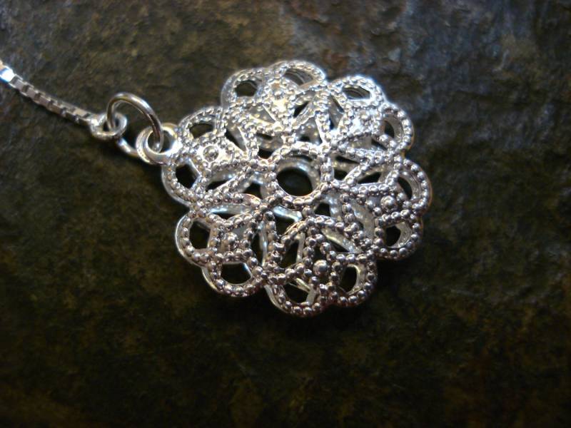 Blume Filigran Auf Threads-Einfädler Ohrstecker Sterling Oder Halskette Versandkostenfrei Us von LeasEarThreads