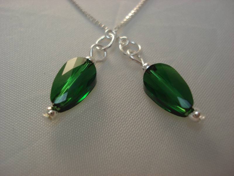 Kleine Smaragdgrüne Swarovski-Kristalle Auf Threader Ohrringe Oder HalsketteOhrringe-Ohrringe-Kostenloser Versand von LeasEarThreads