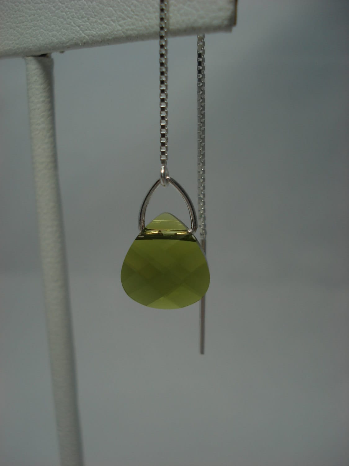 "Olivgrüner "Purse Shaped" Swarovski-Kristall Auf Sterling-Ohrgewinde - Kostenloser Versand in Die Usa Threader Ohrringe/Halskette." von LeasEarThreads