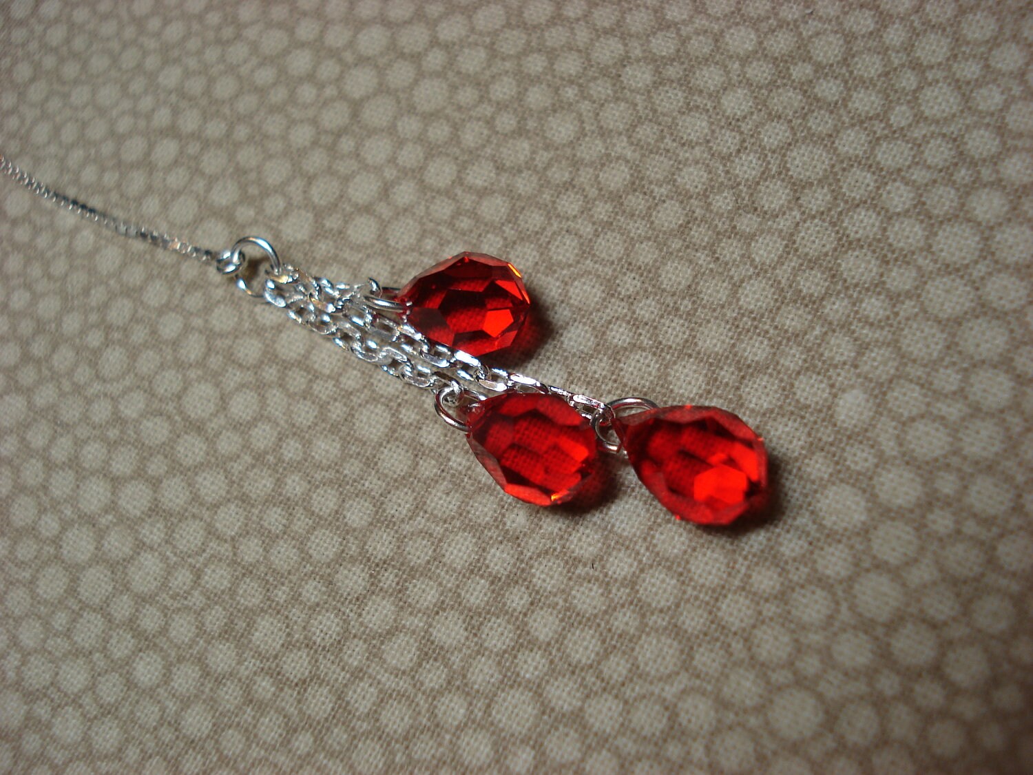 Red Crystal Trios Auf Sterling Ohr Threads-Threader Ohrringe Oder Halskette-Kostenloser Versand in Die Usa Red Crystal Trios Auf Sterling Ohr Threads-Threader Ohrringe Oder Halskette-Kostenloser Versand in Die Usa von LeasEarThreads