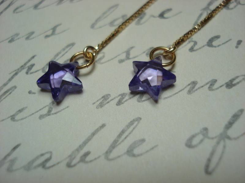 Winzige Lila Zirkonia Sterne Auf Vergoldeten Einfädler Ohrringe - Vermeil-Ohr Fäden-Kostenloser Versand in Die Usa von LeasEarThreads