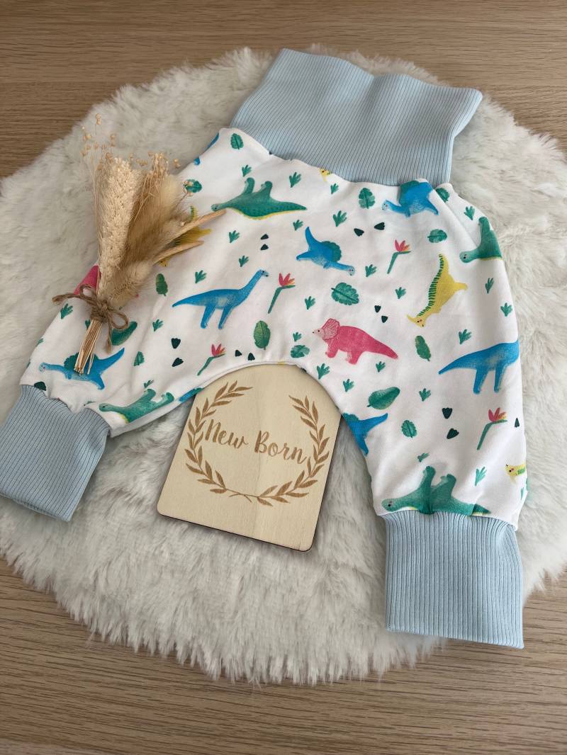 Gemütliche Pumphose Hose Baby Kind Junge Mädchen Newborn „Bunte Dinos" von LeasNaehtraum