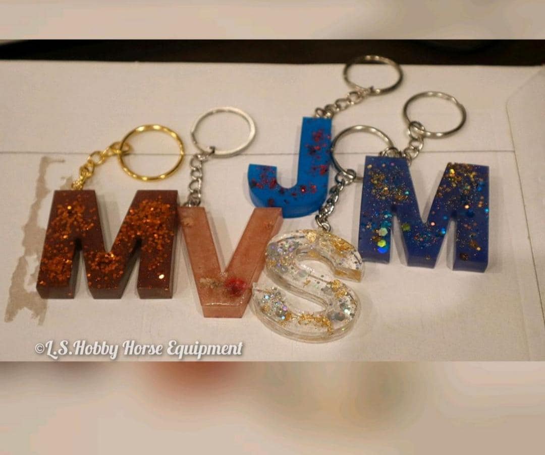 Epoxidharz Anhänger - Hobby Horse Schmuck Buchstaben Steckenpferd Epoxidharz Anhänger - Hobby Horse Schmuck Buchstaben Steckenpferd von Leashobbyhorsingwelt
