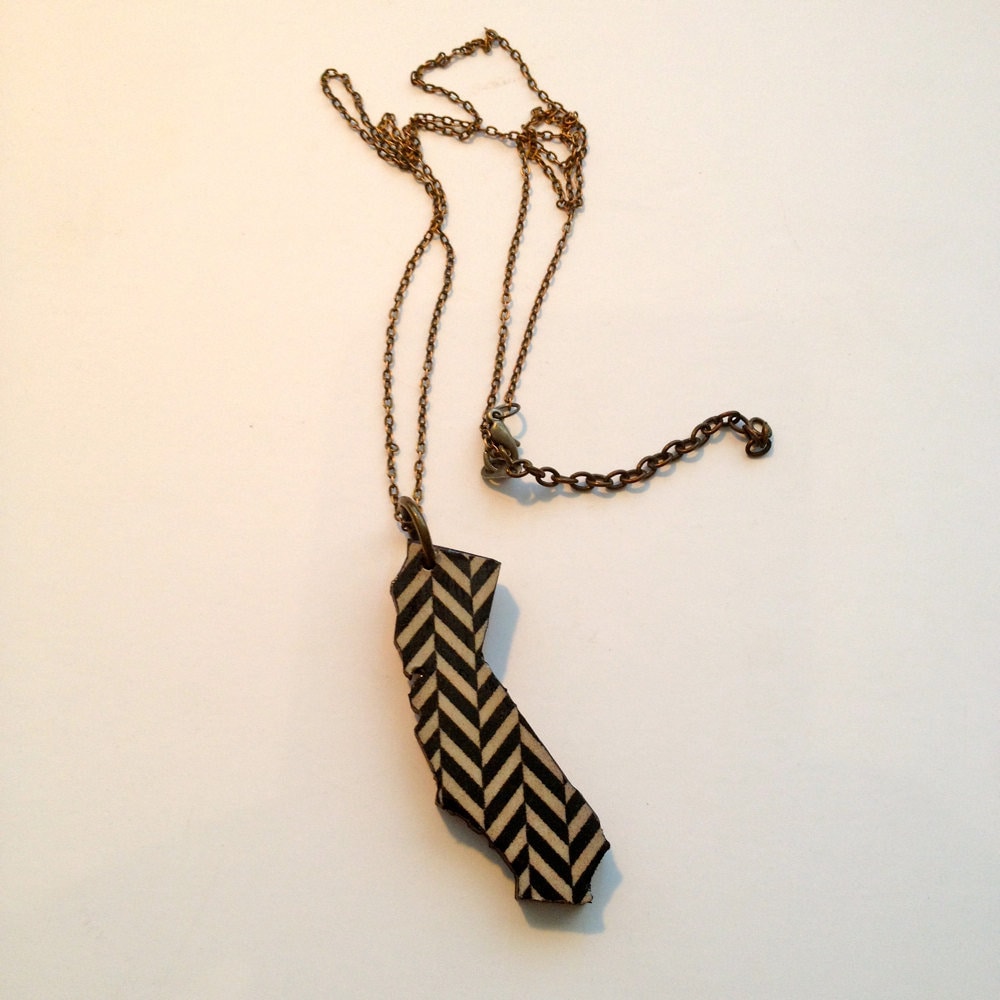 California State Halskette - Schwarz Und Weiß Zustand Charme Ich Liebe Kalifornien Laser Geschnitten Holz Anhänger von LeatheRCycle