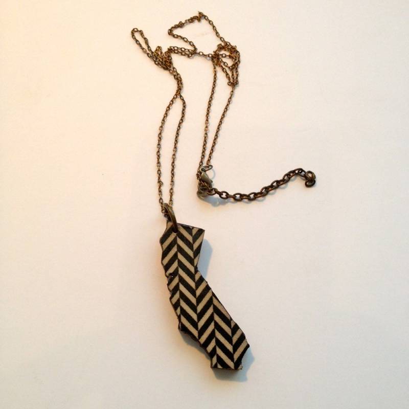 California State Halskette - Schwarz Und Weiß Zustand Charme Ich Liebe Kalifornien Laser Geschnitten Holz Anhänger von LeatheRCycle