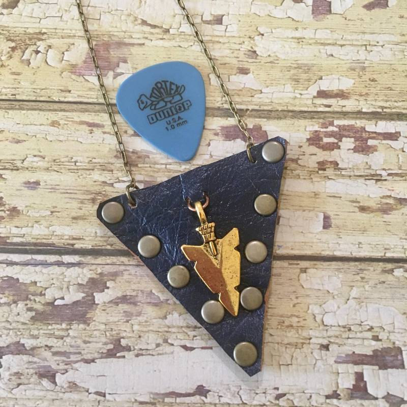 Gitarrentasche, Gitarrenzubehör, Gitarrenspieler Geschenk, Leder Pick-Beutel, Musik-Festival Halskette, Golden Pfeilspitzen Charm, Geschenke von LeatheRCycle
