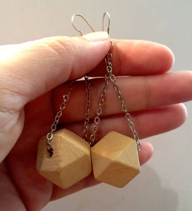 Holzohrringe - Natur Baumeln Facettierte Holzperle An Silberkette von LeatheRCycle