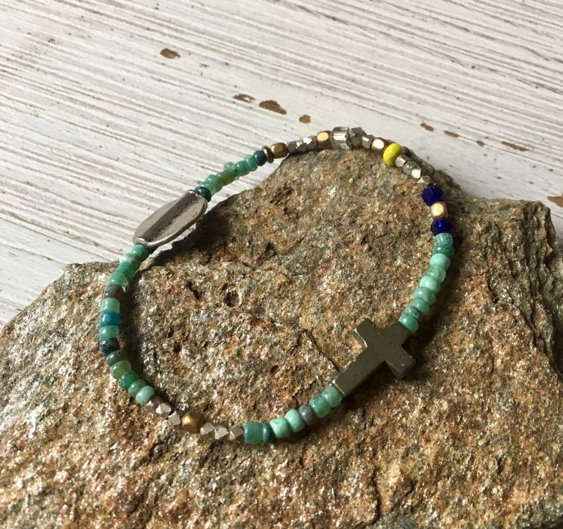 Kreuz Akzent Armband, Perlen Armband Mit Pyrit Stein Akzent, Aqua Blau Glas, Stahl Und Messing Perlen, Geschenk Für Ihn Oder Sie von LeatheRCycle
