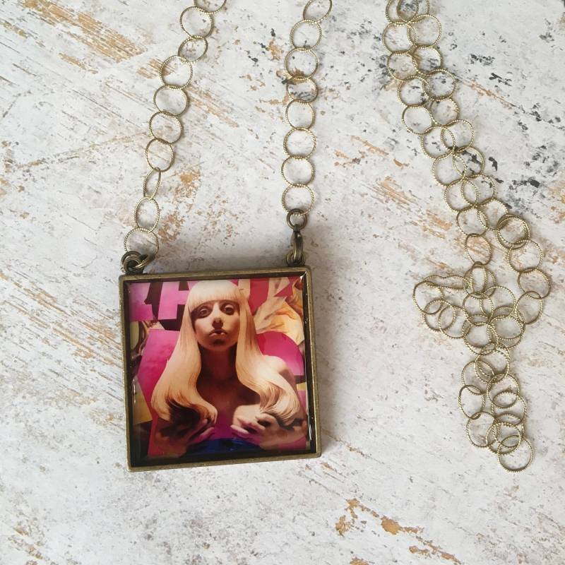 Lady Gaga Anhänger Halskette Album Cover Kunst Schmuck Musik Verwandte Rocker Chic Geschenk Für Gaga-Fans von LeatheRCycle