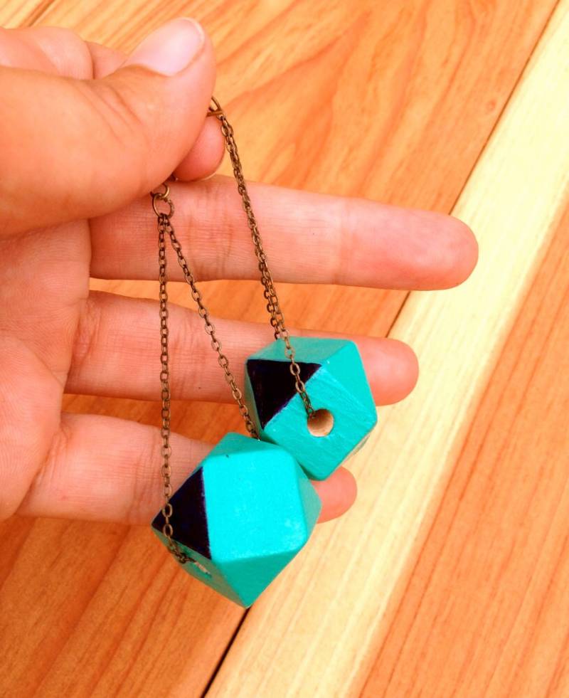 Moderne Ohrringe, Facettierte Holz Perle Auf Kette von LeatheRCycle