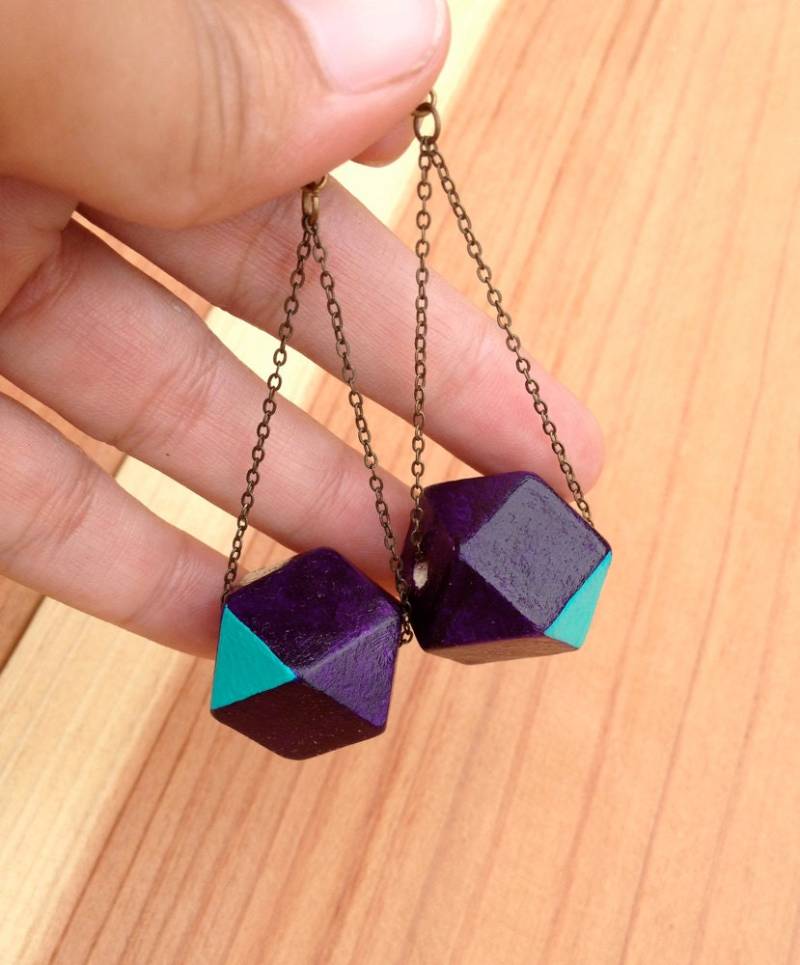 Moderne Ohrringe, Facettierte Holz Perle Auf Kette von LeatheRCycle