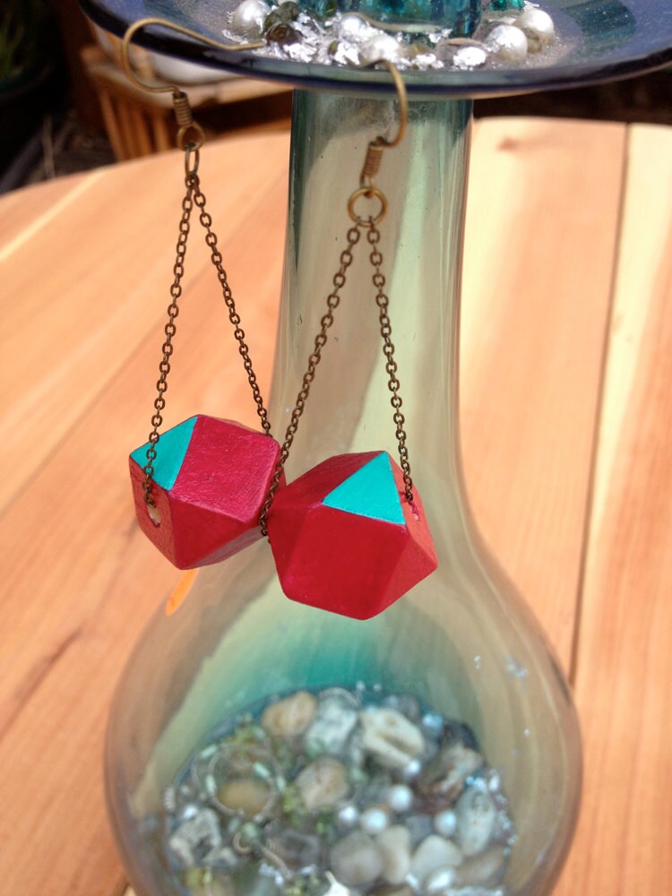 Moderne Ohrringe, Facettierte Holzperle An Kette von LeatheRCycle