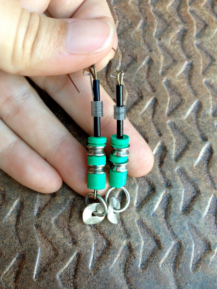 Ohrringe, Silber Metall Und Aqua Grün Pailletten von LeatheRCycle