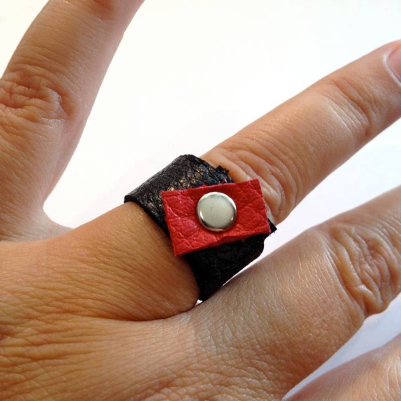 Weiches Lederring, Schwarz Und Rot, Lederschmuck, Ledergeschenke, Boho Schmuck, Lederzubehör, Kleine Lederwaren, Einzigartiges Leder von LeatheRCycle
