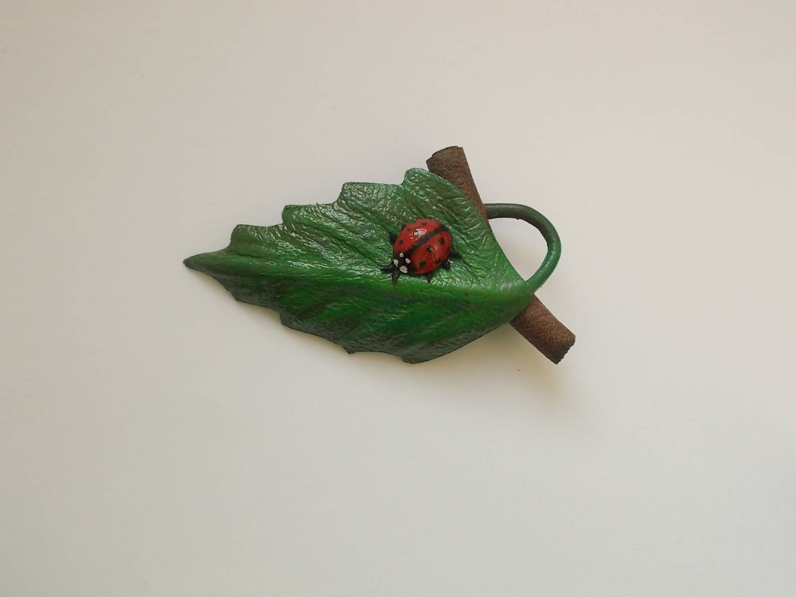 Grüne Blatt Brosche Käfer Lederbrosche Marienkäfer Schmuck Anstecknadel Lustige Lederkunst Lustiges Tier Roter von Leather3DArtGallery