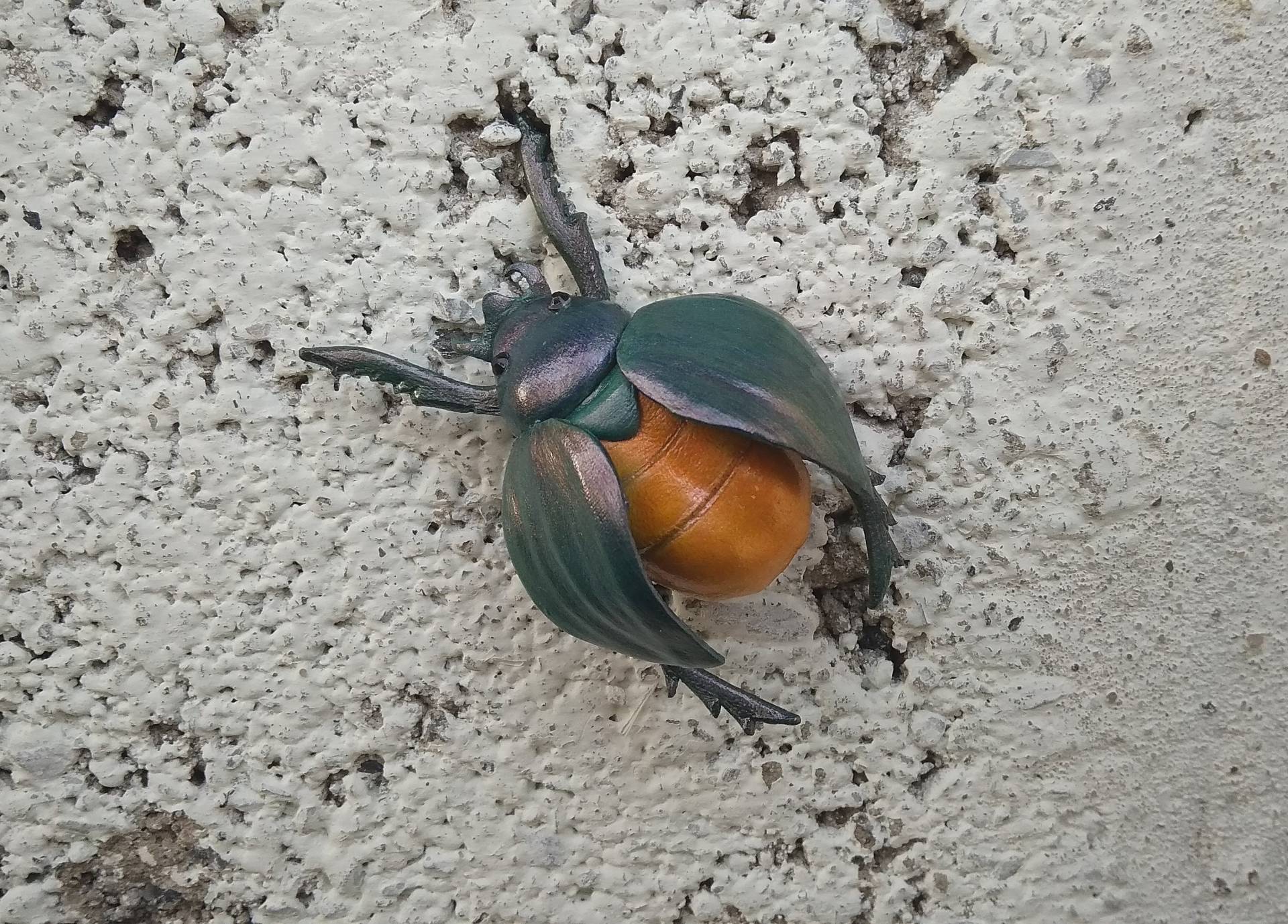 Käfer Brosche Lederbrosche Frühlingskäfer Scherzgeschenke Lederkunst Lustige Insekt Orange Naturgeschichte Faunakunst Grüne Scherzbrosche von Leather3DArtGallery
