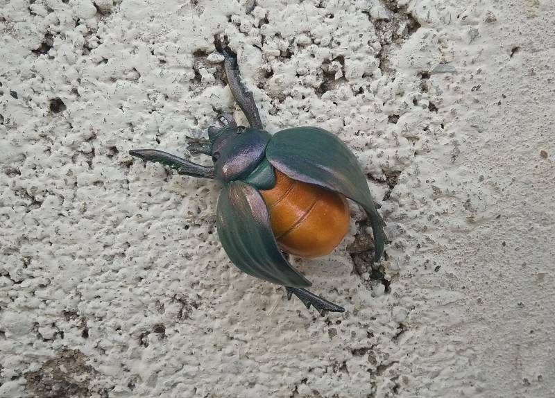 Käfer Brosche Lederbrosche Frühlingskäfer Scherzgeschenke Lederkunst Lustige Insekt Orange Naturgeschichte Faunakunst Grüne Scherzbrosche von Leather3DArtGallery