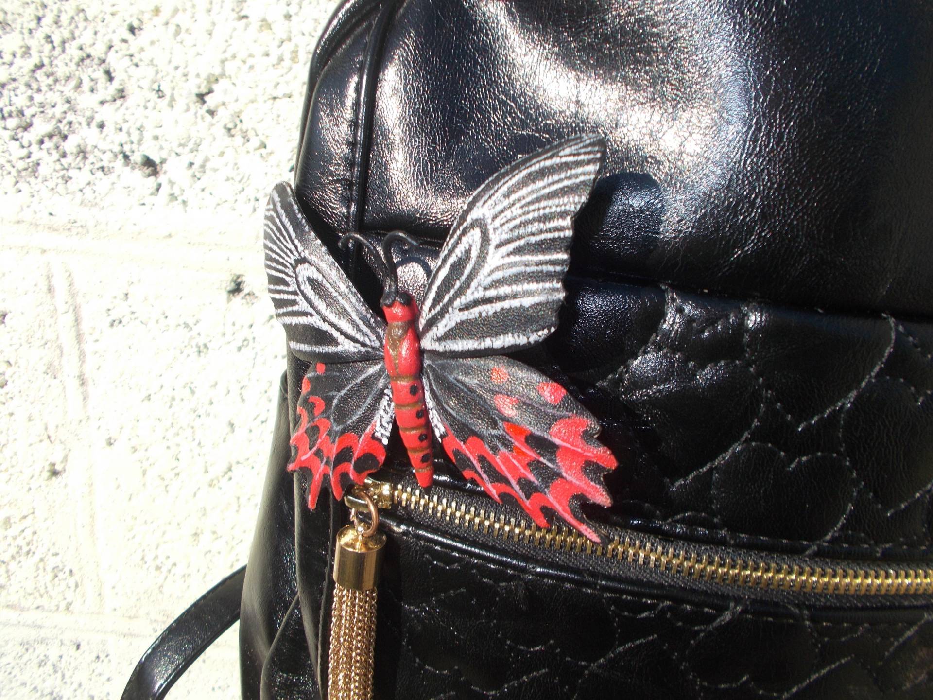 Schmetterling Brosche Rot Leder Kunst Auf Mantel Jahrestag Valentines Geschenk Zubehör Und Schwarz von Leather3DArtGallery