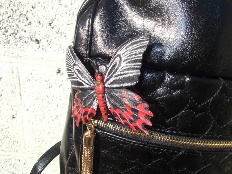 Schmetterling Brosche Rot Leder Kunst Auf Mantel Jahrestag Valentines Geschenk Zubehör Und Schwarz Schmetterling Brosche Rot Leder Kunst Auf Mantel Jahrestag Valentines Geschenk Zubehör Und Schwarz von Leather3DArtGallery