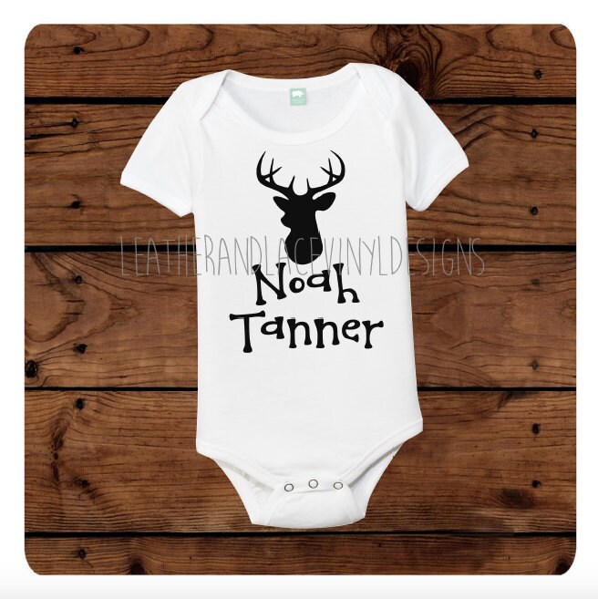 Hirschkopf Mit Namen Body von LeatherAndLaceVinyl