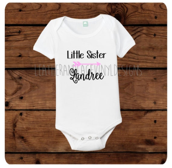 Kleine Schwester W/Pfeil Bodysuit von LeatherAndLaceVinyl