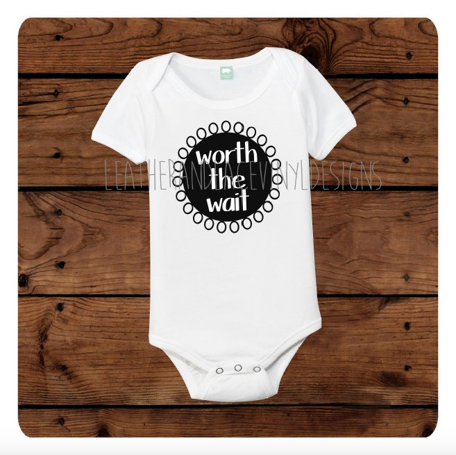 Lohnt Sich Die Wartezeit Bodysuit von LeatherAndLaceVinyl