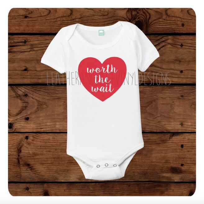 Lohnt Sich Die Wartezeit Bodysuit von LeatherAndLaceVinyl